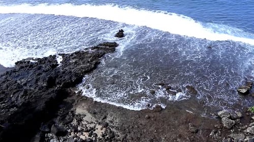 Ondas ambulantes caem no recife de coral