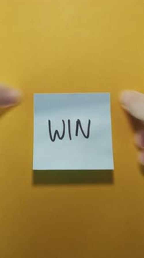 Gewinnen Sie eine Haftnotiz an der gelben Wand und feiern Sie Ihren Erfolg