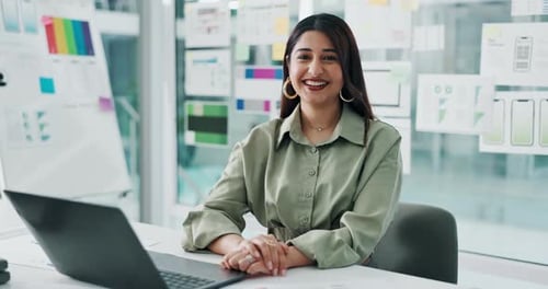 Creativa, feliz y con el rostro de una mujer en la oficina con un portátil para diseñadora de interfaz de usuario, carrera digital y startup