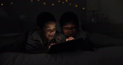 Nacht, Schlafzimmer und Junge mit Mädchen, Tablet und Lächeln mit Internet und Glück mit Cartoon