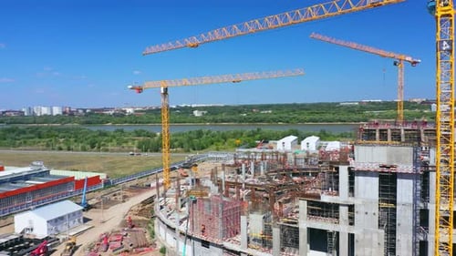 Grandes grúas instaladas en el sitio de construcción del estadio deportivo