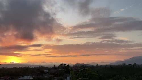 wunderschöner Sonnenuntergang mit Wolken in den Bergen