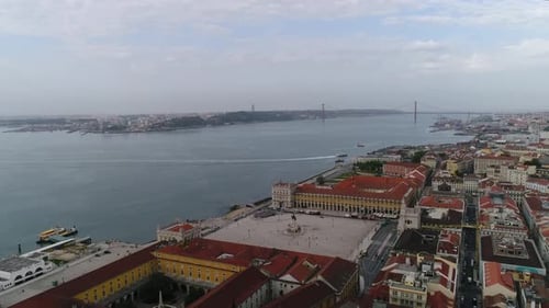 Famosa praça na margem do rio Tejo chamada Praça do Comércio, Lisboa, capital de Portugal, Europa
