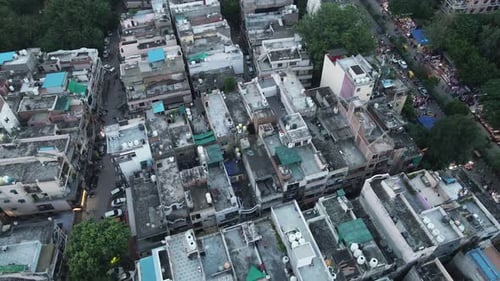 4K-Luftaufnahmen von Wohnvororten von Neu-Delhi an einem schönen Tag beim Gleiten über Dächer, Straßen,