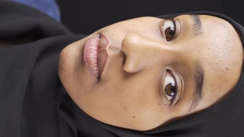 Vertikales Video des Porträts einer jungen muslimischen Frau im afrikanischen Hijab.