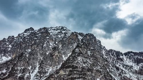 Vue aérienne du sommet du Crusc de Rit dans les Dolomites du Tyrol du Sud, en Italie. Dark Rock Spri