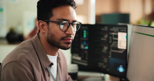 Lunettes, ordinateur et programmation avec un homme d'affaires pour la cybersécurité, le code de pare-feu et la recherche