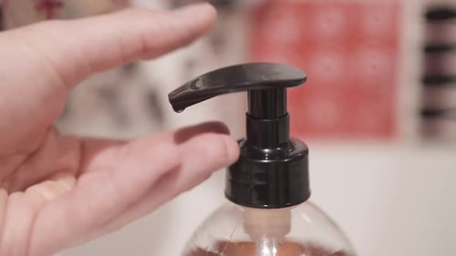 Seife mit den Händen im Badezimmer auftragen