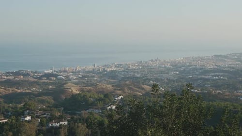 Panorama panorámico desde un punto de vista alto en Mijas, Andalucía, España, con vistas al Mediterráneo