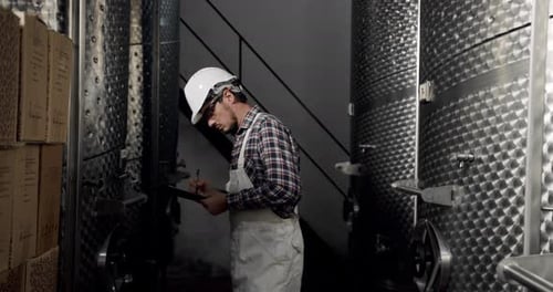 Contrôle la qualité des équipements de production dans une usine de vin