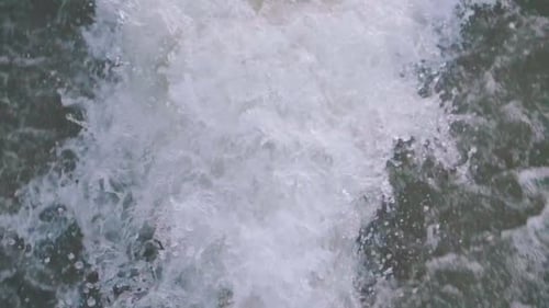 Die Rückspülung eines Schnellboots auf dem offenen Meer oder See. Totes Wasser eines Bootes im tropischen See.