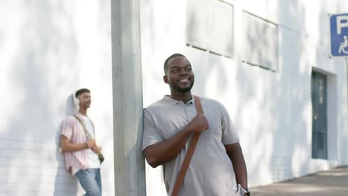 Caméra de poupée révélant divers amis masculins appuyés sur le trottoir, lampadaire, sangle de réglage, souriant