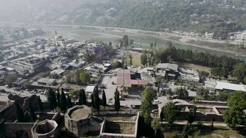 Vue aérienne de la plaque inférieure de Muzaffarabad, avec vue du fort rouge de Muzaffarabad de l'avant vers l'arrière.