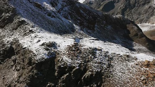 Sommet enneigé pendant la saison estivale par temps ensoleillé. Drone aérien