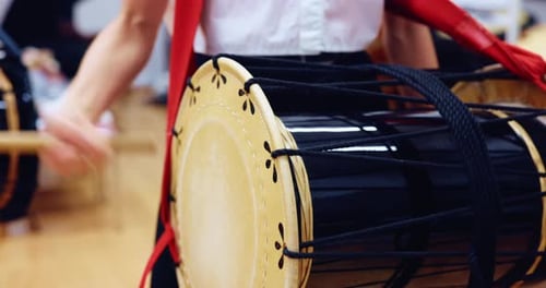 Música, bateria e instrumento tradicional com a mão do músico no estúdio para a aula