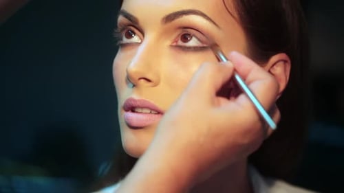 Maquilleuse utilisant un pinceau à maquillage pour les yeux et appliquant un fard à paupières Make Up Girl Closeup Eyeshadow Make