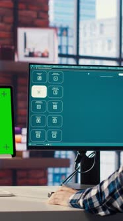 Homem procurando um tutorial sobre maquete de tablet para aprender a usar IA de texto para vídeo