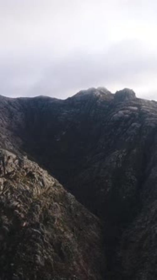 Luftaufnahme, Berggipfel und Klippen, Vertikales Video