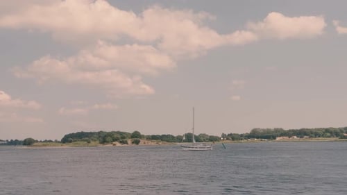Aufnahmen von Segelbooten, die im Sommer in Dänemark an der Küste vorbeifahren.