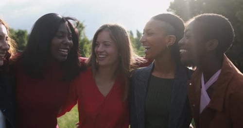 Amigas multirraciais se divertindo se abraçando ao ar livre