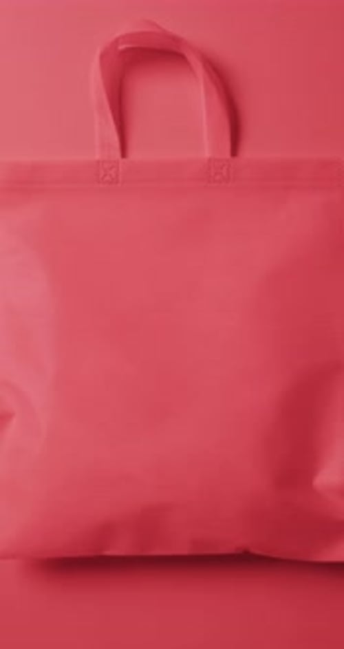 Vídeo vertical de bolsa de lona roja con espacio de copia sobre fondo rojo