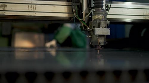 Techniker bei der Arbeit mit der CNC-Lasermaschine zum Schneiden von Blechen