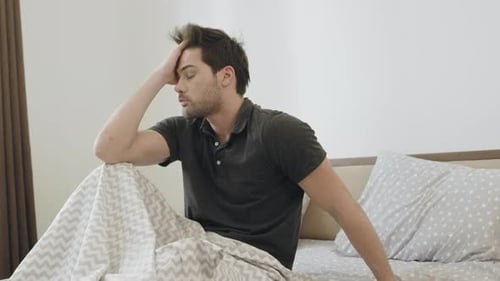 Un homme ivre essaie de se souvenir d'une soirée de fête. Un homme endormi se réveille après