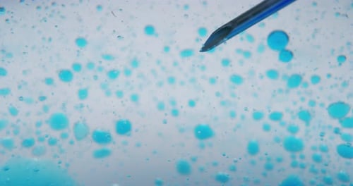 Macros em câmera lenta de vírus, bactérias e moléculas de micropartículas em um líquido são analisadas com m