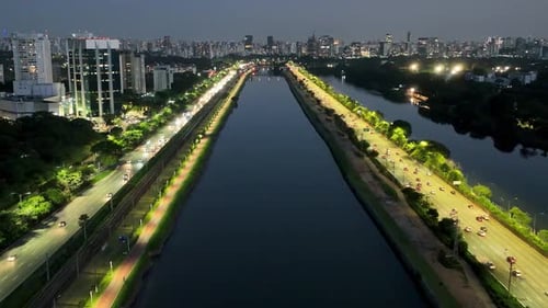 Paisagem noturna da Rodovia Marginal Pinheiros em São Paulo, Brasil