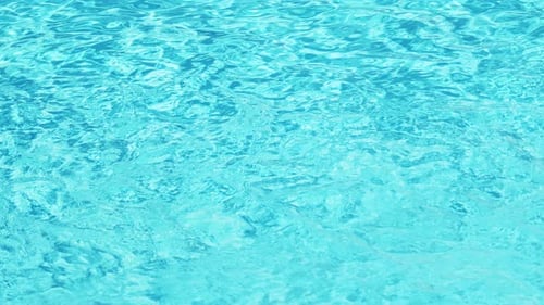 Wellen auf dem Wasser des Pools.