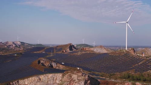 Central de energía solar en la montaña