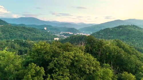Vista aérea de Gatlinburg, Tennessee, con hoteles, tiendas y atracciones turísticas del centro rodeados de
