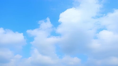 4K: Zeitraffer des blauen Himmels mit weißen Wolken, Zeitrafferaufnahmen.