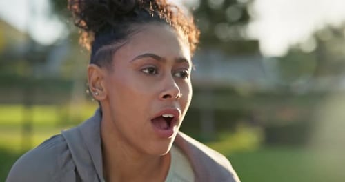 Sport, Müdigkeit und müde Frau auf einer Stadtstraße zum Laufen, Wellness oder intensiver Fitness