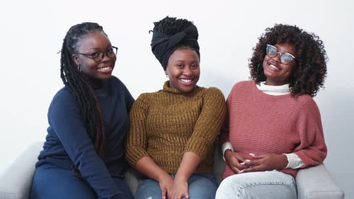Encontro agradável de estudantes internacionais com mulheres felizes
