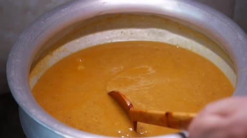 Nahaufnahme des Kochens von Haleem, einem traditionellen indischen Essen