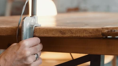 Placer l'essentiel sur un bureau en bois, une lampe avec des ciseaux et des crayons