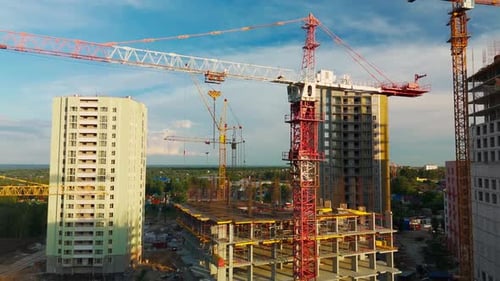 Baufortschritt auf einer Großbaustelle mit Kränen und modernen Bauwerken