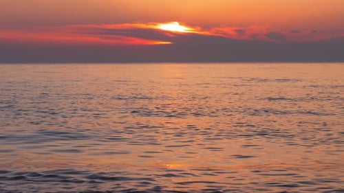 Sonnenuntergang oder Sonnenaufgang, Wolken über dem Meer, Sonnenlicht. Tolle Natur, Landschaft,