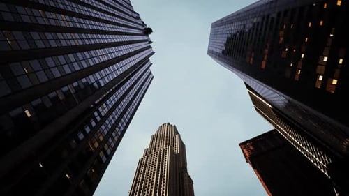 Rascacielos que se elevan sobre la calle con un cielo despejado de fondo