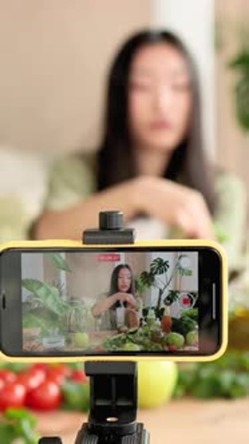 Tutorial de cocina saludable para una mujer filmando