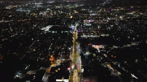 Images filmées par drone d'avenues bien éclairées de la ville