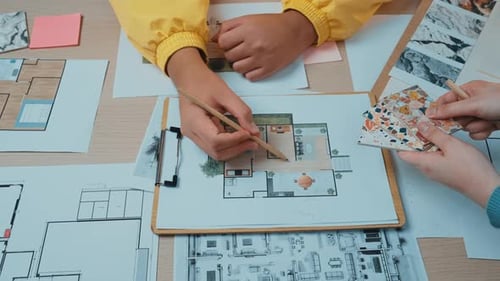 Kreativer Designer arbeitet an Architekturplänen und Skizzen für den Innenraum