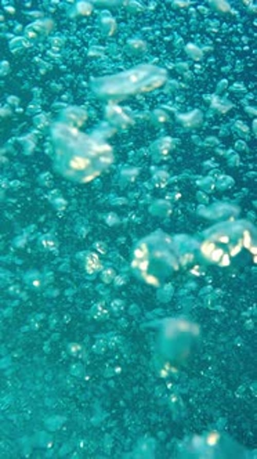 Vue de dessus du rideau levant de bulles d'air en plein soleil, gros plan