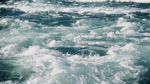 Dynamische und turbulente Wasserwellen, die sich in einem Fluss oder Meer bewegen und fließen und eine wunderschöne Szene schaffen