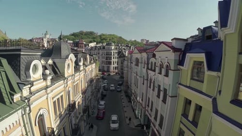 Volando sobre la calle de la Ciudad Vieja entre edificios