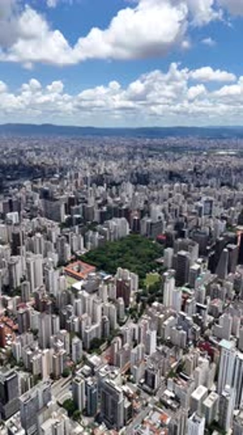 Vídeo aéreo sobre a cidade de São Paulo, Brasil, em um dia ensolarado