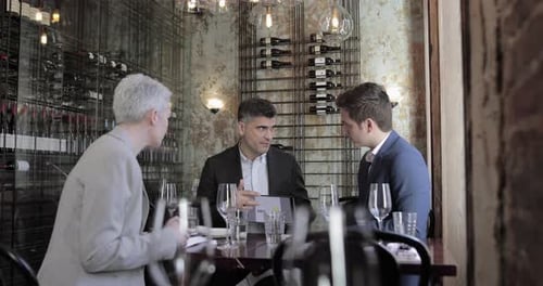 Führungskräfte bei einem Arbeitsessen in einem Restaurant