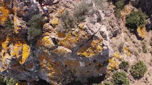 Vue aérienne d'amis faisant de l'escalade sur la Via Ferrata Vue aérienne d'un Drone à Carthagène, en Espagne.