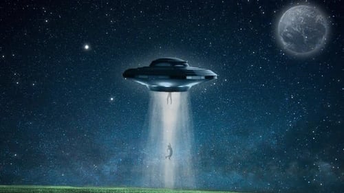 Un vídeo de una nave espacial extraterrestre secuestrando humanos con la cámara haciendo zoom con una mosca por efecto de efecto.